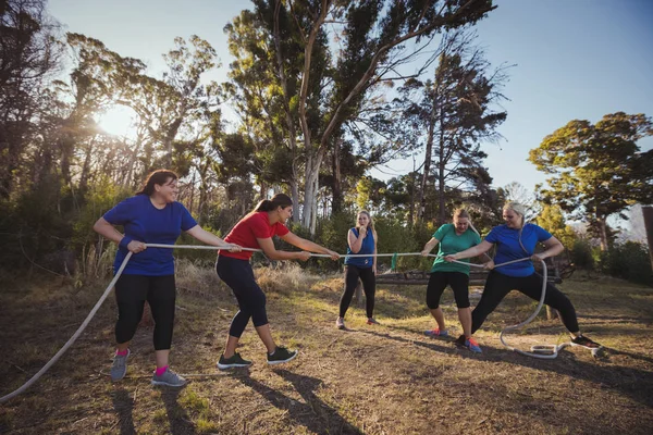Vrouwen spelen touwtrekken — Stockfoto