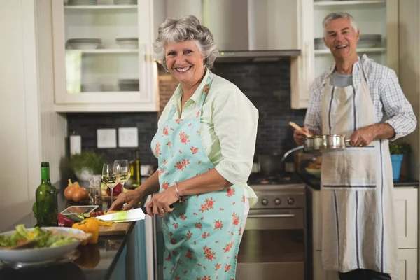 キッチンでの先輩夫婦の料理 — ストック写真