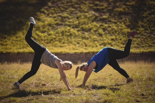 Yoga engel ders sırasında öven kadınlar — Stok fotoğraf