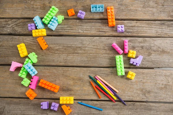 Renkli oyuncak blokları ve boya kalemi — Stok fotoğraf