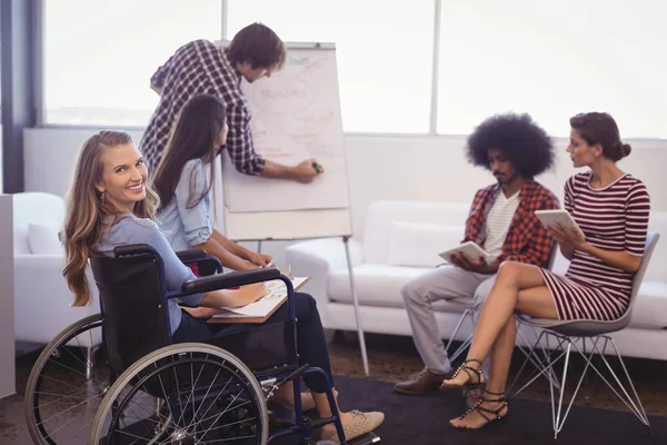 Funktionshindrade kvinnliga verkställande planeringen i office — Stockfoto