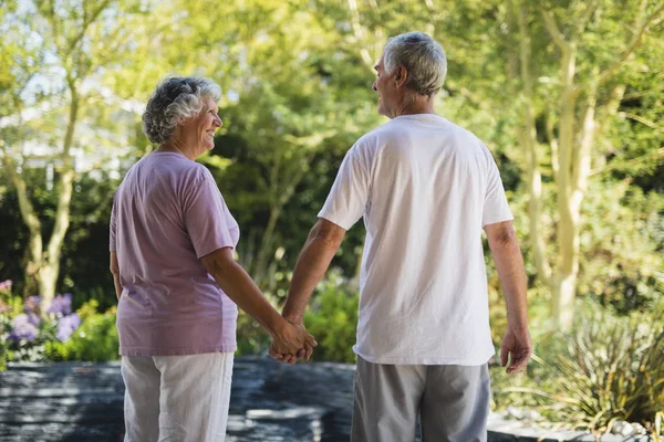 Pareja mayor que sostiene las manos — Foto de Stock