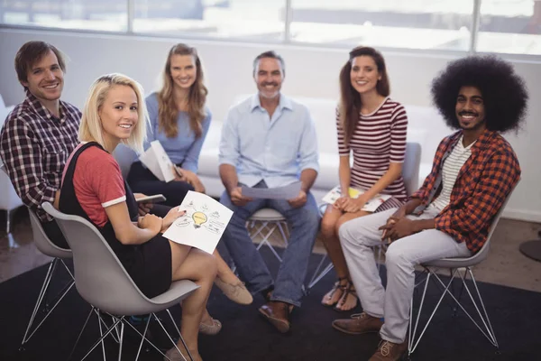 Mensen zitten op stoelen tijdens vergadering — Stockfoto