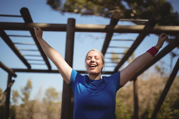 Mujer haciendo ejercicio durante la carrera de obstáculos — Foto de Stock