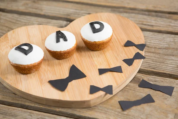 Cupcakes with dad text and bow tie — Stock Photo, Image