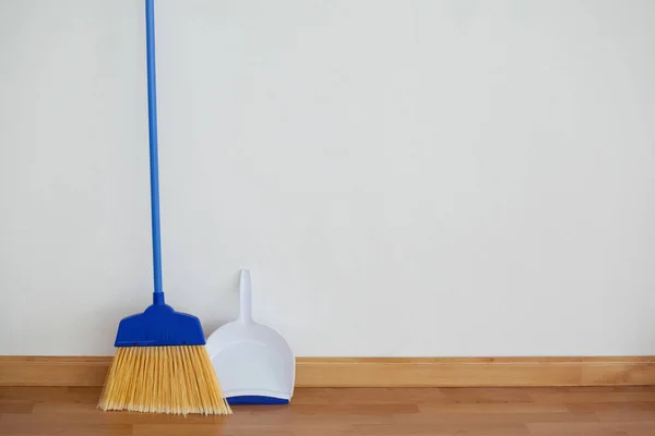 Dustpan and sweeping broom — Stock Photo, Image