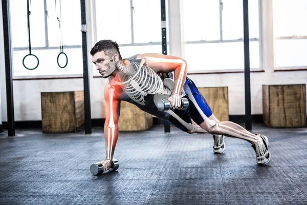 Silný muž dělá fyzické cvičení — Stock fotografie