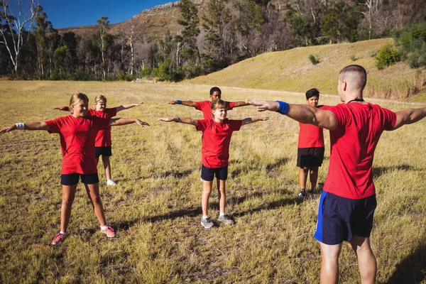 Entrenador de niños en el campamento de entrenamiento —  Fotos de Stock