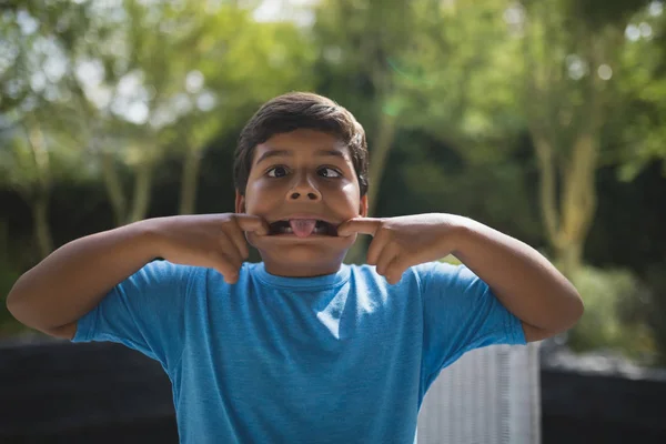 Verspielter Junge neckt im Park — Stockfoto