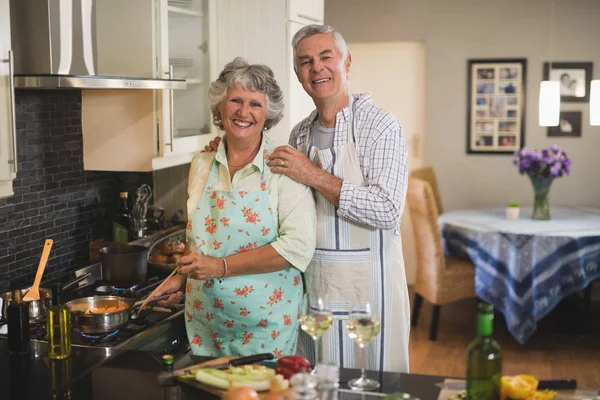 Couple de personnes âgées préparant la nourriture ensemble dans la cuisine — Photo