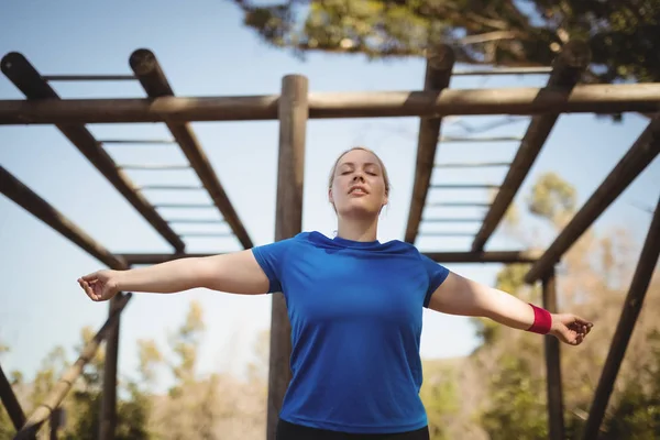 Femme exerçant pendant le parcours d'obstacles — Photo