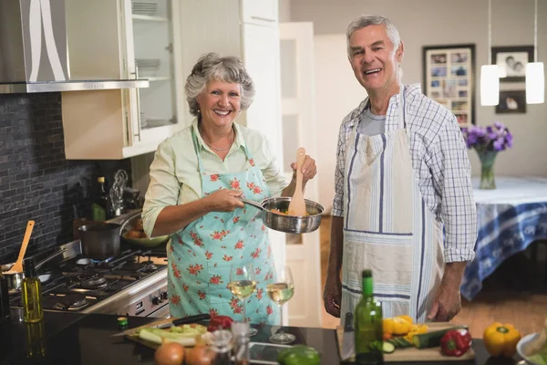 キッチンでの先輩夫婦の料理 — ストック写真
