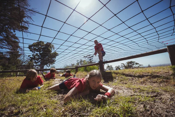 Niños arrastrándose bajo la red — Foto de Stock