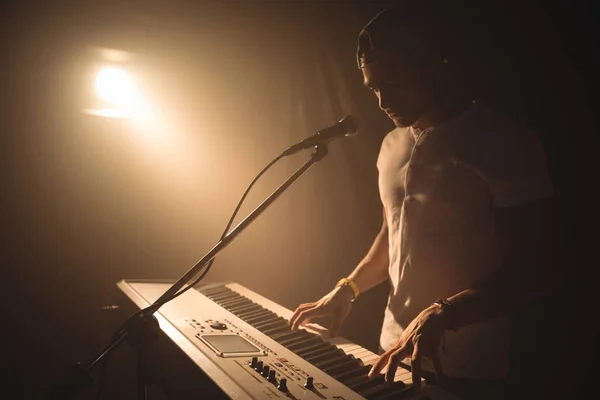 Tipo tocando el piano en discoteca —  Fotos de Stock