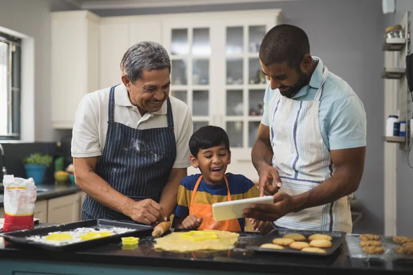 Familia multigeneracional que prepara alimentos — Foto de Stock