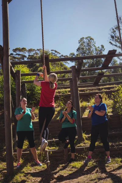 Fit mulher escalada corda — Fotografia de Stock