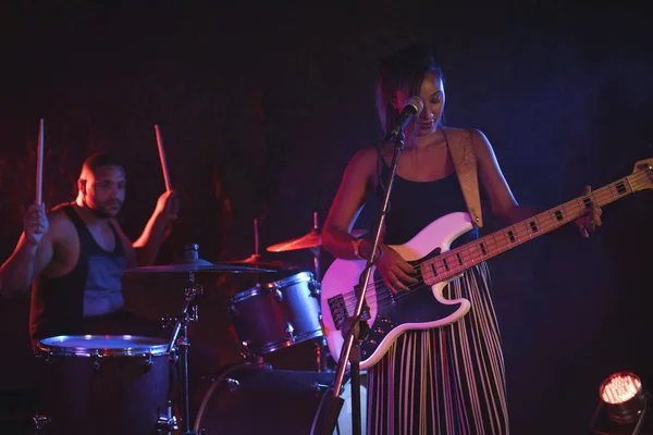 Mujer cantando con baterista realizando — Foto de Stock