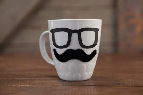 Bigote falso y gafas en la taza —  Fotos de Stock