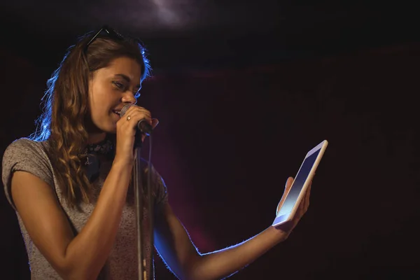 Zanger holding digitale tablet voor het uitvoeren van — Stockfoto