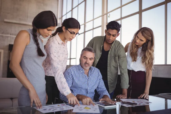 Empresário discutindo com a equipe — Fotografia de Stock