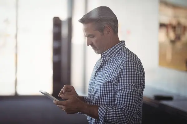 Mature businessman using tablet — Stock Photo, Image