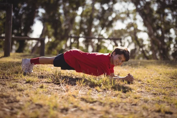 Bambino che si allena durante il percorso ad ostacoli — Foto Stock