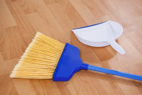 Sweeping broom and dustpan — Stock Photo, Image