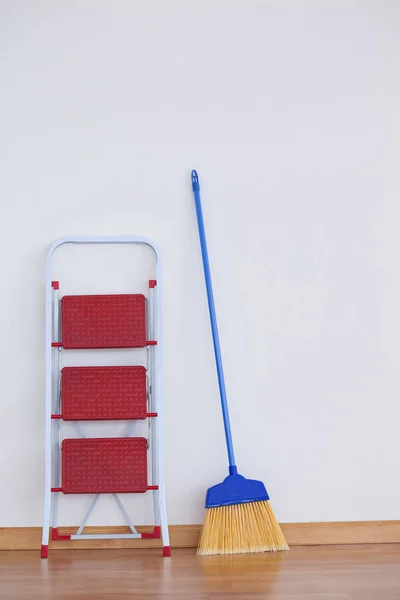 Ladder en ingrijpende bezem — Stockfoto