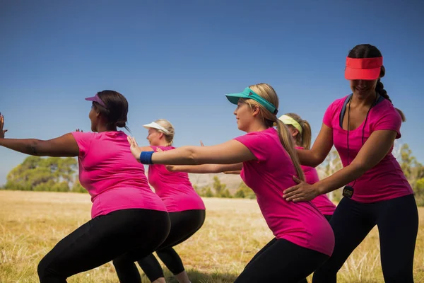 Vrouwelijke trainer medewerkende vrouwen — Stockfoto