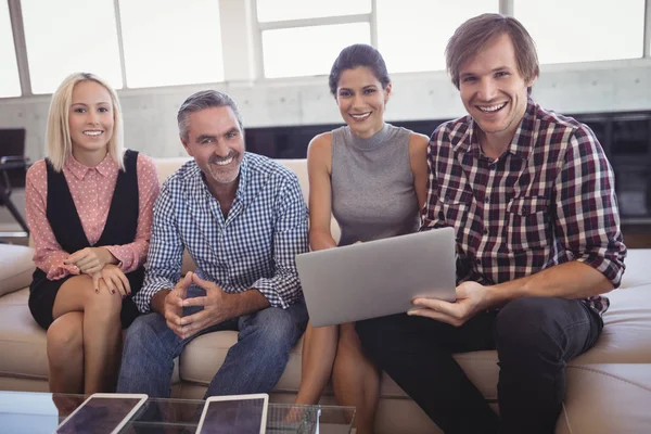 Geschäftsleute arbeiten am Laptop — Stockfoto