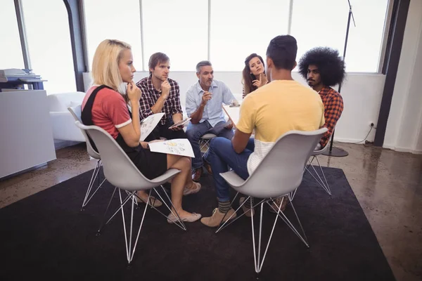 Geschäftsleute widersprechen Plänen — Stockfoto