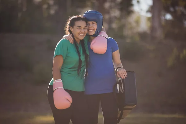 Amigos abrazándose — Foto de Stock