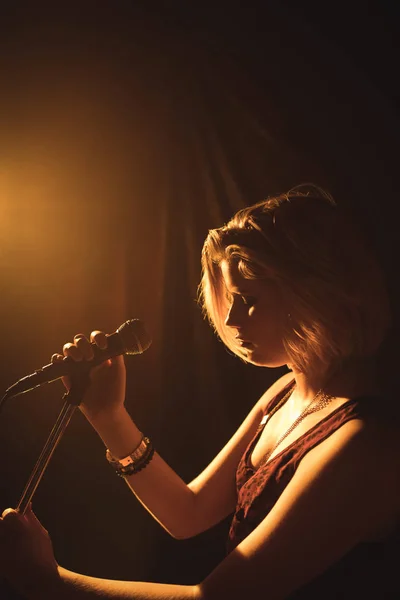 Singer performing at music concert — Stock Photo, Image