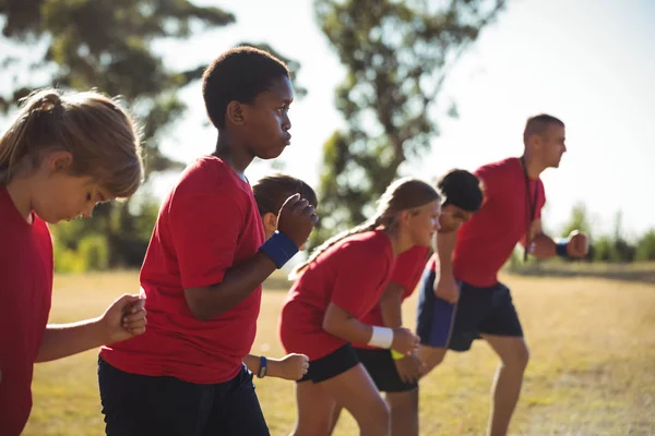 Entrenador de niños en el campamento de entrenamiento —  Fotos de Stock