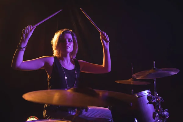 Vrouwelijke drummer uitvoeren in nachtclub — Stockfoto