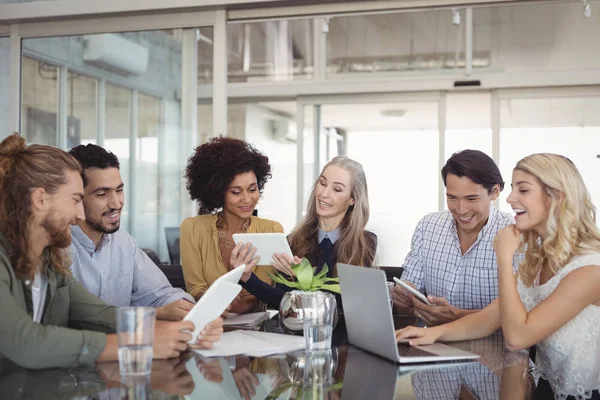 Mensen uit het bedrijfsleven werken bij receptie — Stockfoto