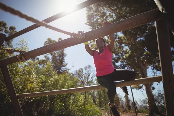 Mujer ejercitándose en equipo al aire libre —  Fotos de Stock