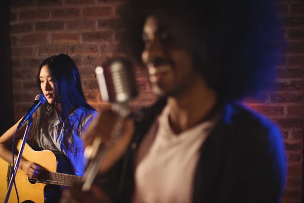 Muzikale band uitvoeren in nachtclub — Stockfoto