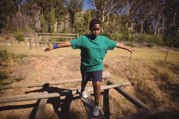 Niño caminando en obstáculo —  Fotos de Stock