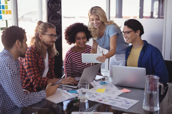 Geschäftsteam arbeitet am Schreibtisch zusammen — Stockfoto