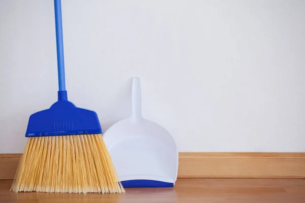 Dustpan and sweeping broom — Stock Photo, Image