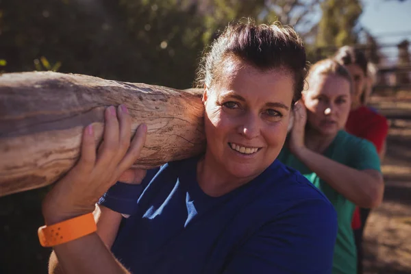 Mulheres aptas para transportar tronco de madeira — Fotografia de Stock