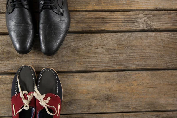 Schoenen op houten vloer — Stockfoto