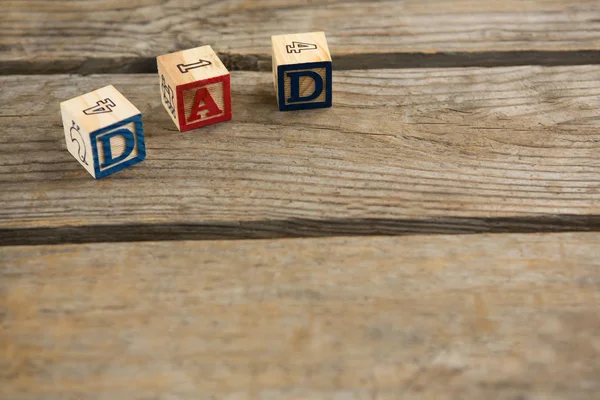 Cubos de madera con texto y números — Foto de Stock