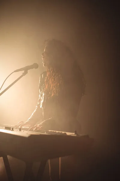 Cantante tocando el piano — Foto de Stock