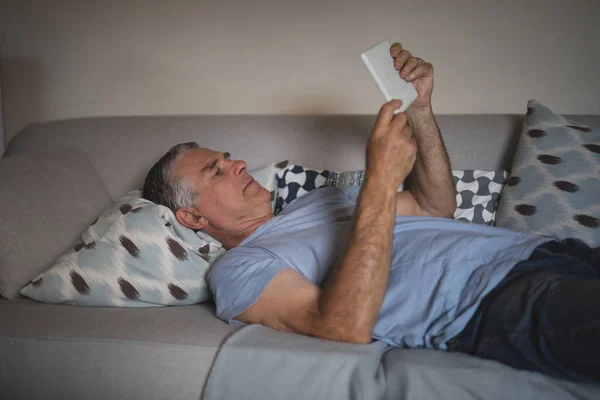 Senior man die digitale tablet gebruikt — Stockfoto