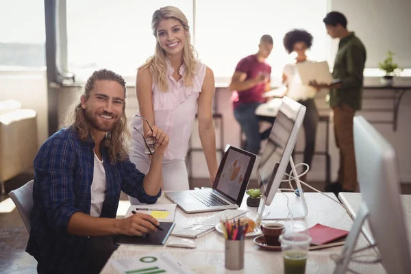 Compañeros de negocios trabajando juntos — Foto de Stock