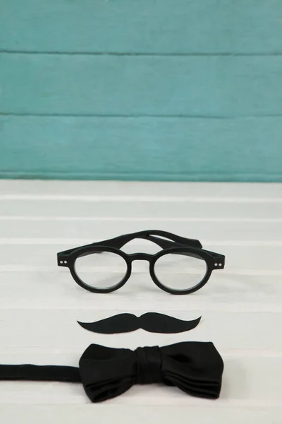 口ひげと蝶ネクタイの眼鏡 — ストック写真