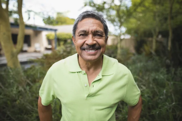 Homme souriant debout au parc — Photo