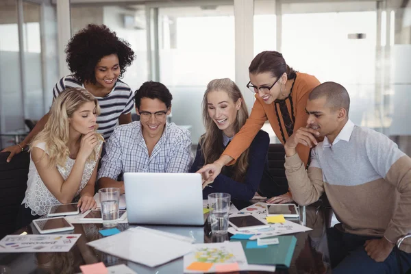 Colegas discutiendo sobre portátil — Foto de Stock